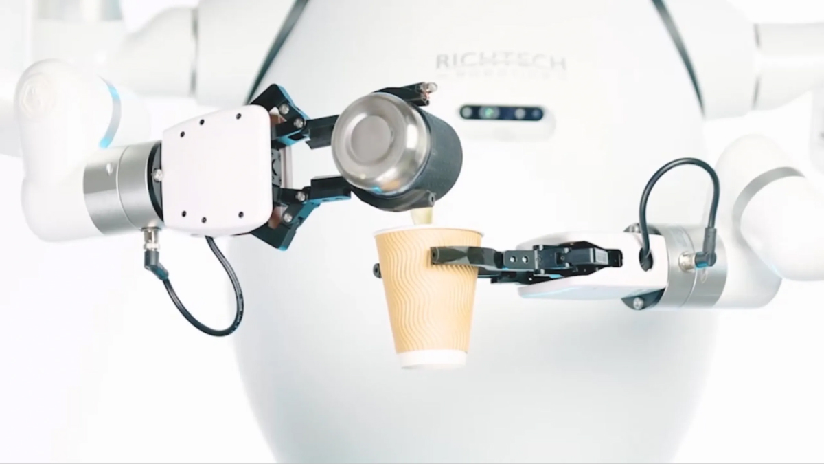 Робот-бариста Адам наливает кофе