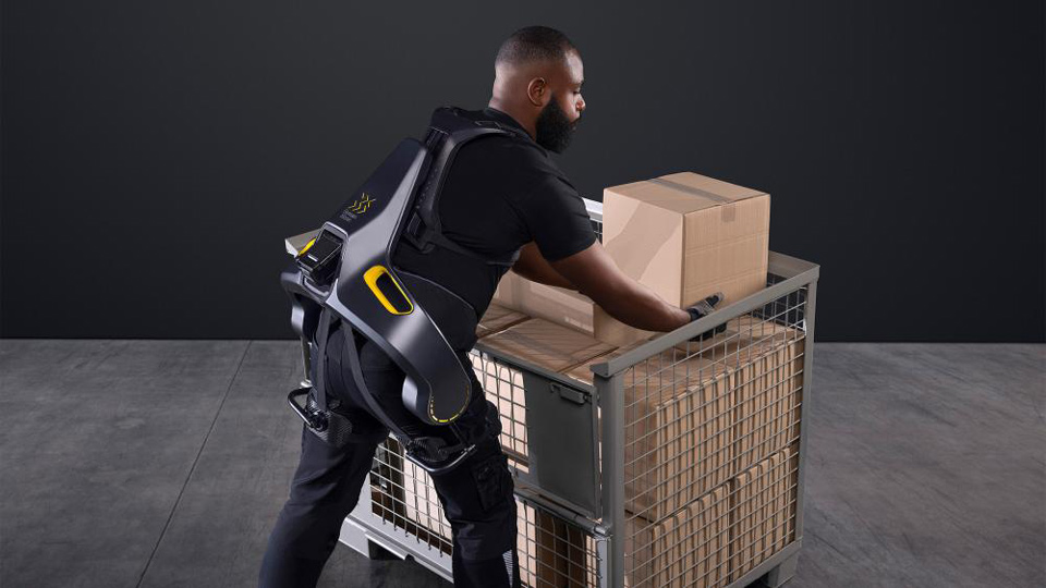 Работник переставляет коробки с помощью German Bionic Apogee