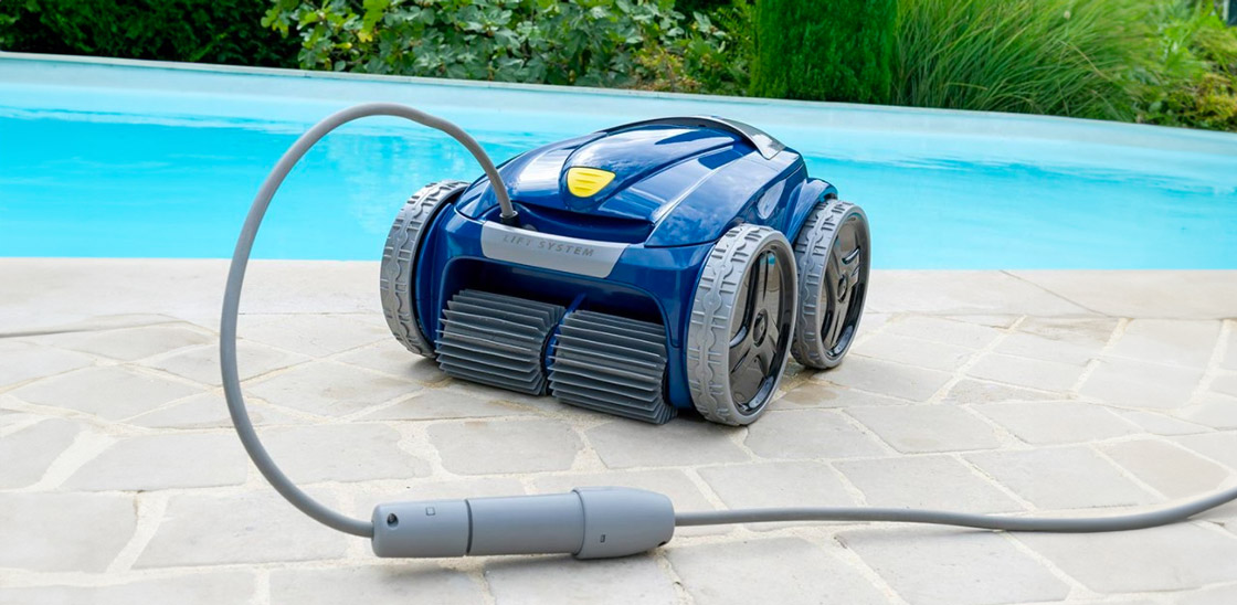 Робот пылесос для бассейна подключен к источнику питания